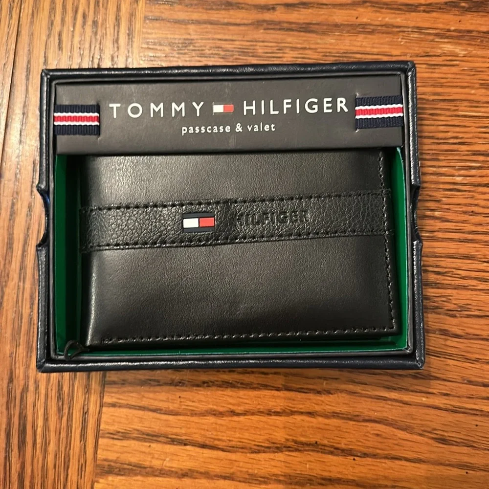 New in box mens Tommy Hilfiger Black Leather wallet
